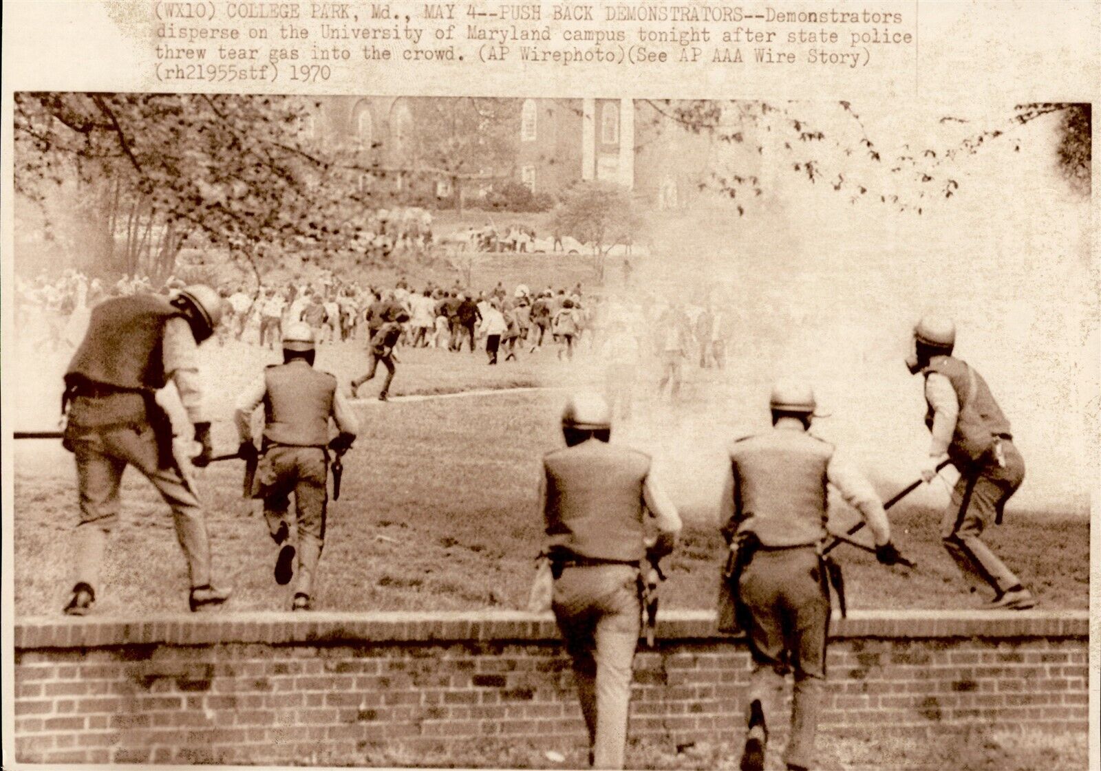 LG67 1970 AP Wire Photo UNIV MARYLAND STATE COPS TEAR GAS PROTEST DEMONSTRATORS