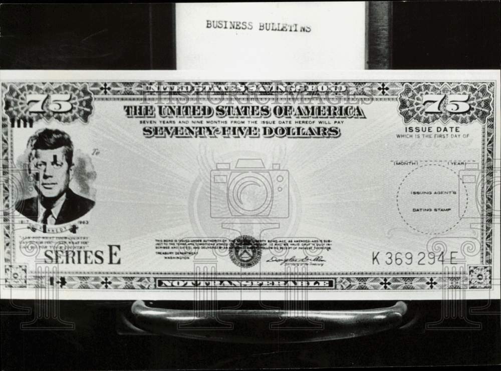 1964 Press Photo New $75 US Savings Bonds bears intriguing photo of John Kennedy
