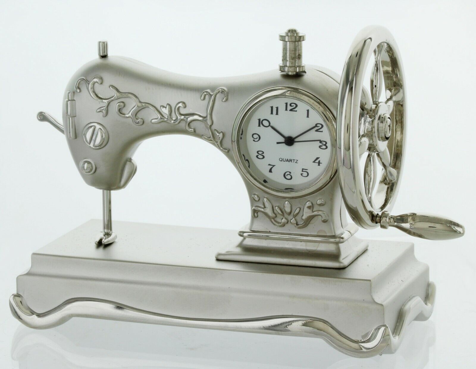 SEWING MACHINE MINIATURE VINTAGE SINGER STYLE COLLECTIBLE MINI CLOCK
