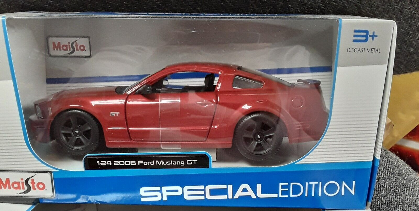 Maisto Special Edition 1:24 Scale 2004 Red  Mustang GT