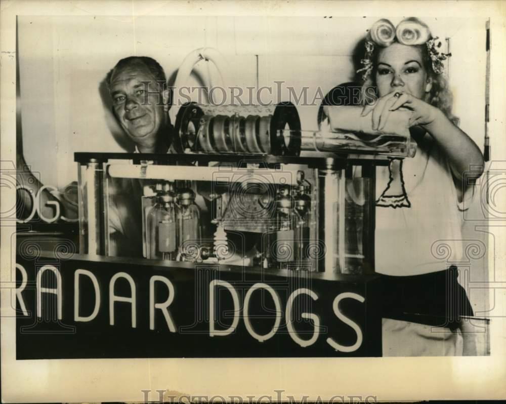 1946 Press Photo John Gasney, Laverne McGill use The Radar Dog Cooker-California