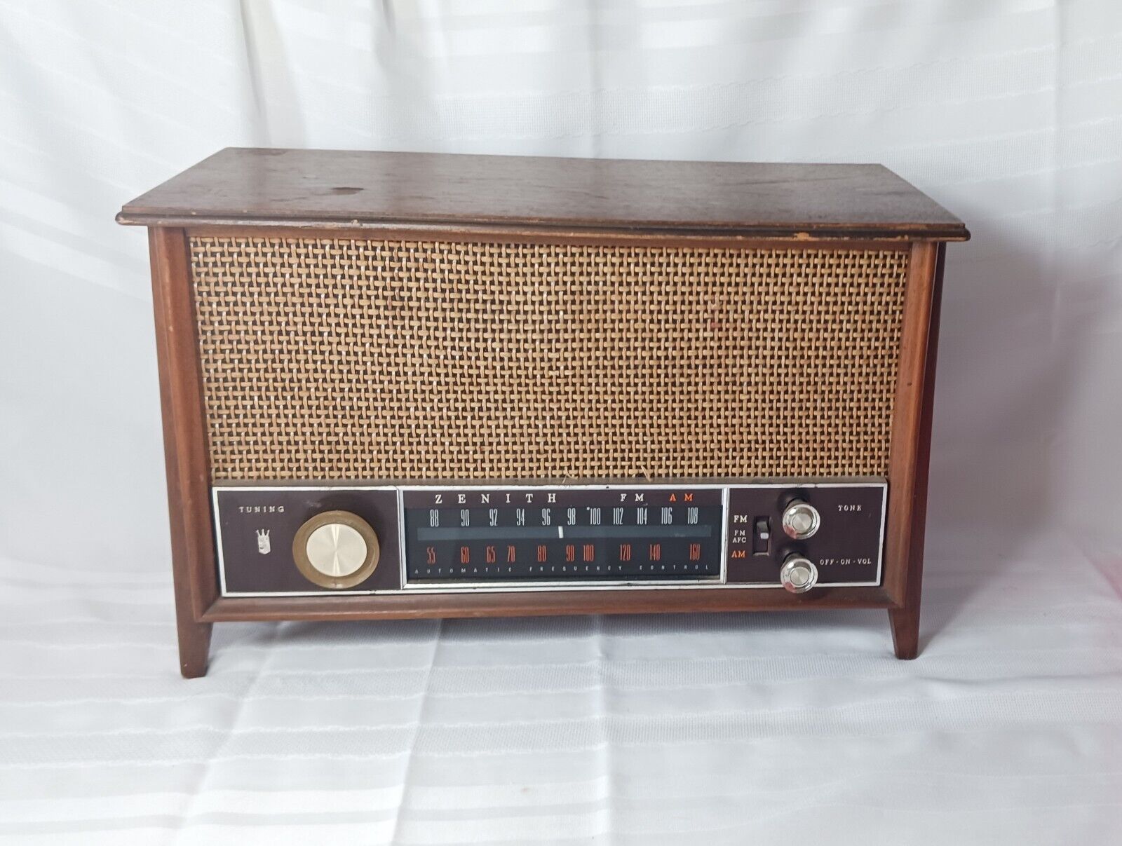 TESTED Vintage Zenith S-58040 Long Distance AM/FM Tube Radio in Wood Cabinet