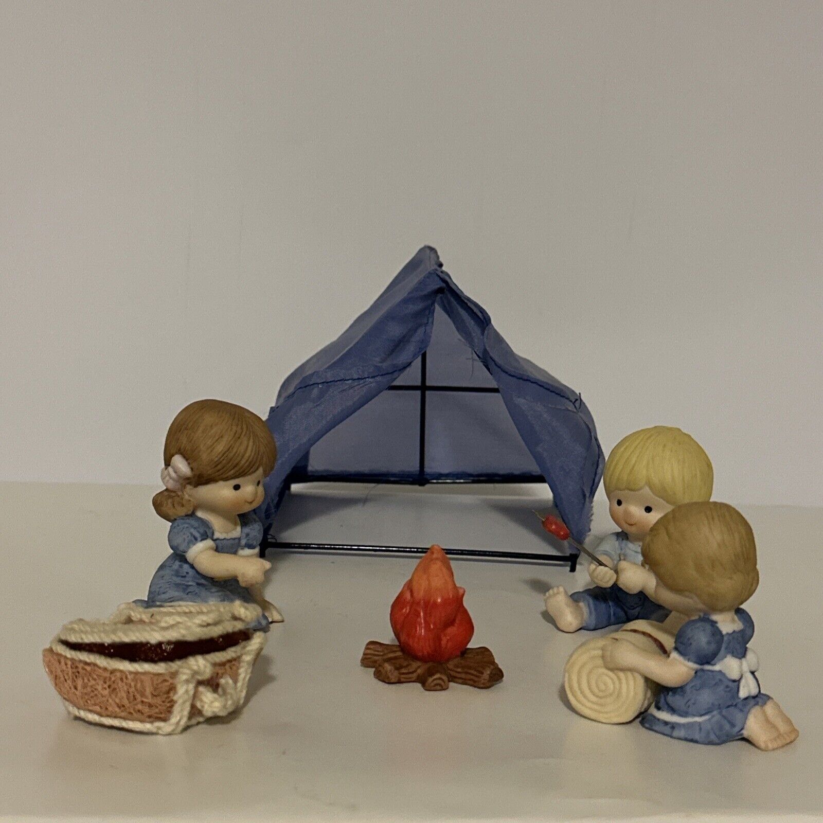 Enesco Country Cousins Figurines Campfire Fire With Tent And Basket