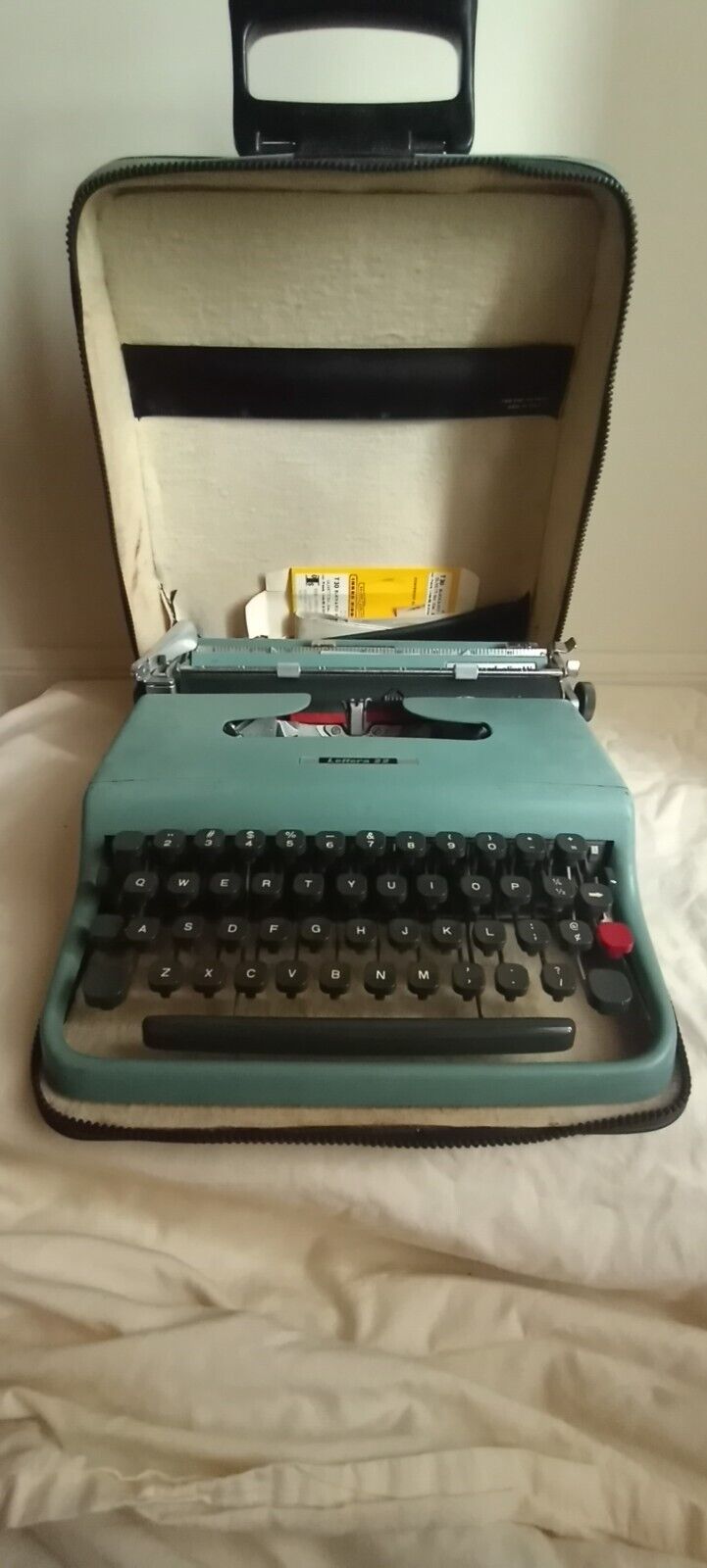 VINTAGE 1950s Underwood Olivetti Lettera 22 Portable Typewriter Italy