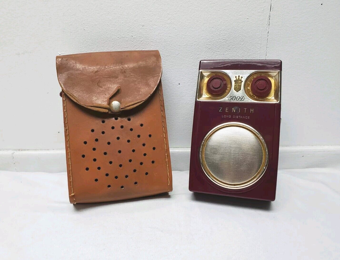 Vtg ZENITH Royal 500D Burgundy Tubeless Transistor Radio Unbreakable Nylon W/Bag