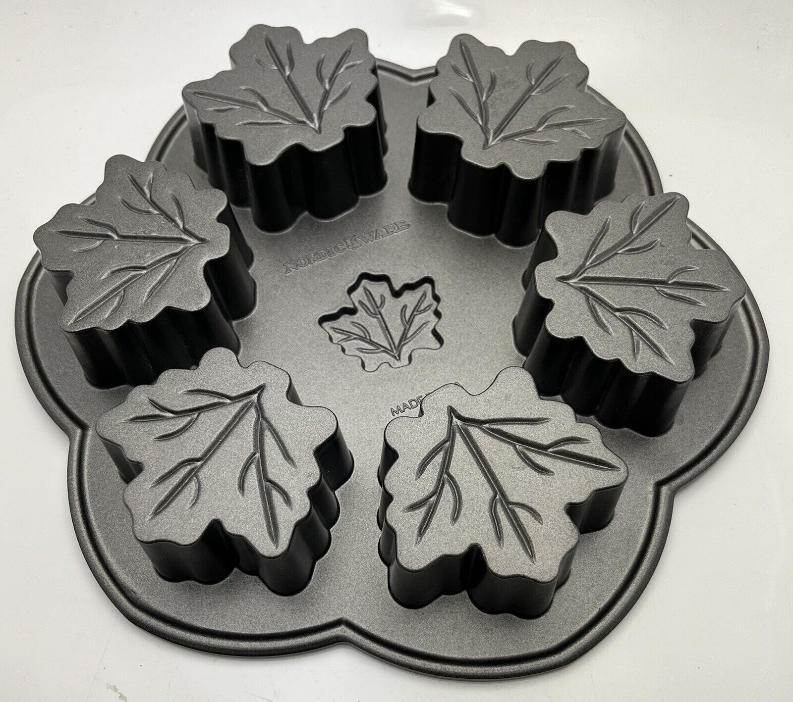 William Sonoma Nordic Ware Maple Leaf Cast Aluminum Cake Mold Muffin Baking Pan