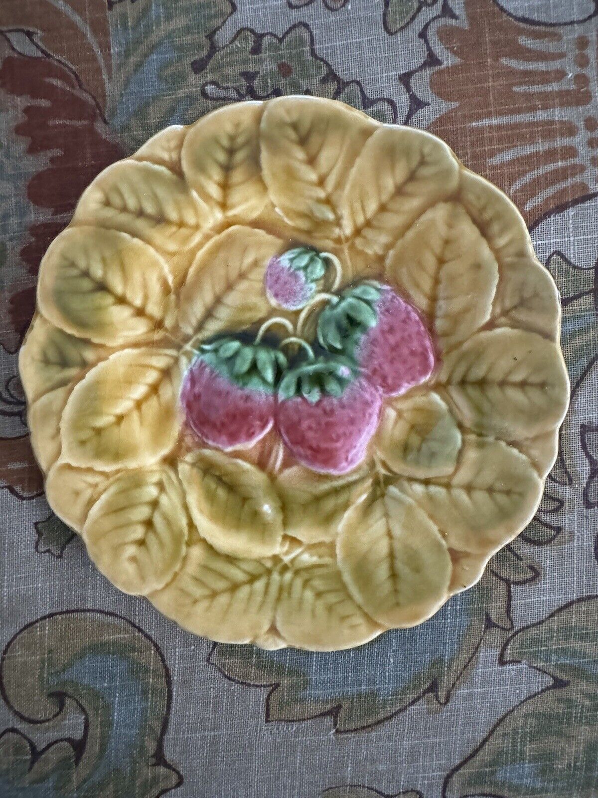 ANTIQUE FRENCH SARREGUEMINES MAJOLICA FRUIT SRAWBERRY PLATE ~ 7 1/2\