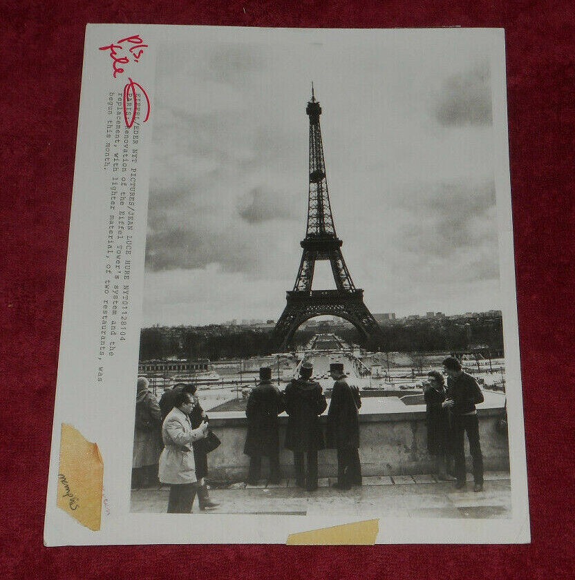 1980s Press Photo Renovation of Eiffel Tower Elevators & Restaurant Replacement