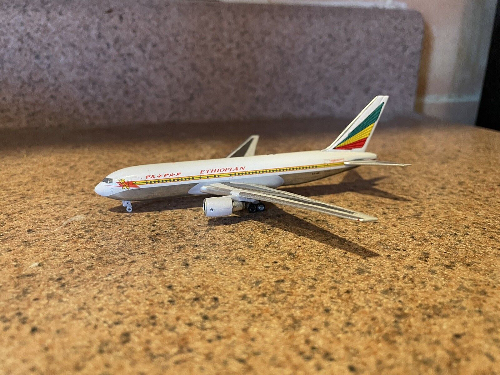 1:400 Aeroclassics Ethiopian Airlines 767-200 ET-AIF (Nose Gear Tires Missing)