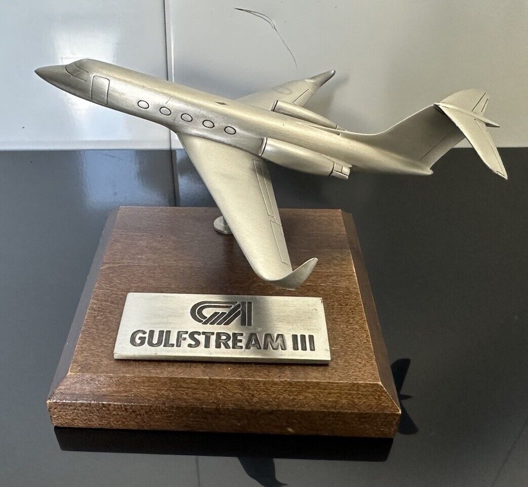 Gulfstream III Model Airplane Desktop Scale Metal Model Plane and wood stand
