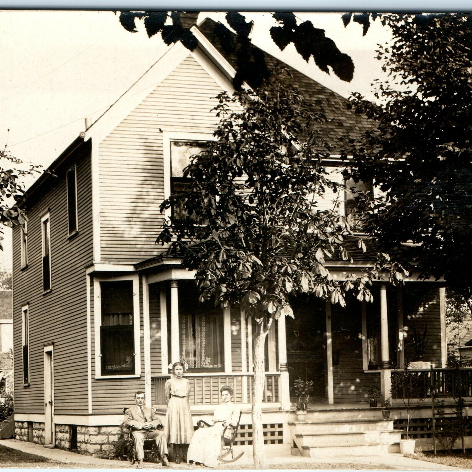 1910 Waterloo, IA Family & Home Photo RPPC House Residential Real Postcard A19