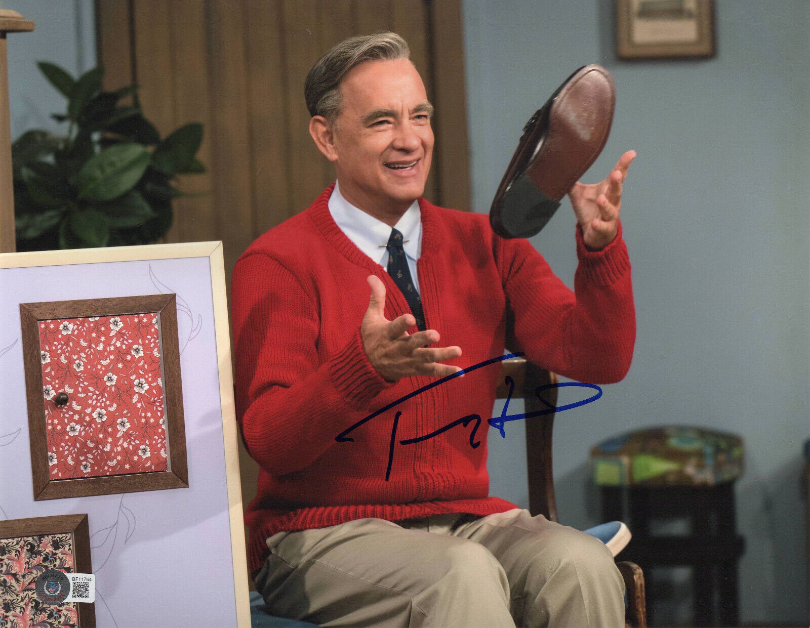 TOM HANKS SIGNED AUTOGRAPH A BEAUTIFUL DAY IN THE NEIGHBORHOOD 11X14 PHOTO BAS 