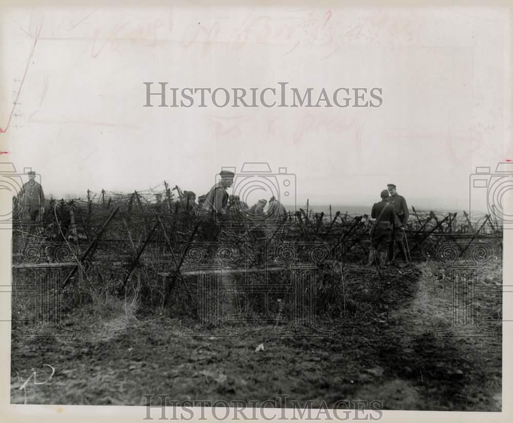 1918 Press Photo 28th Division Soldiers on Line in France During World War I