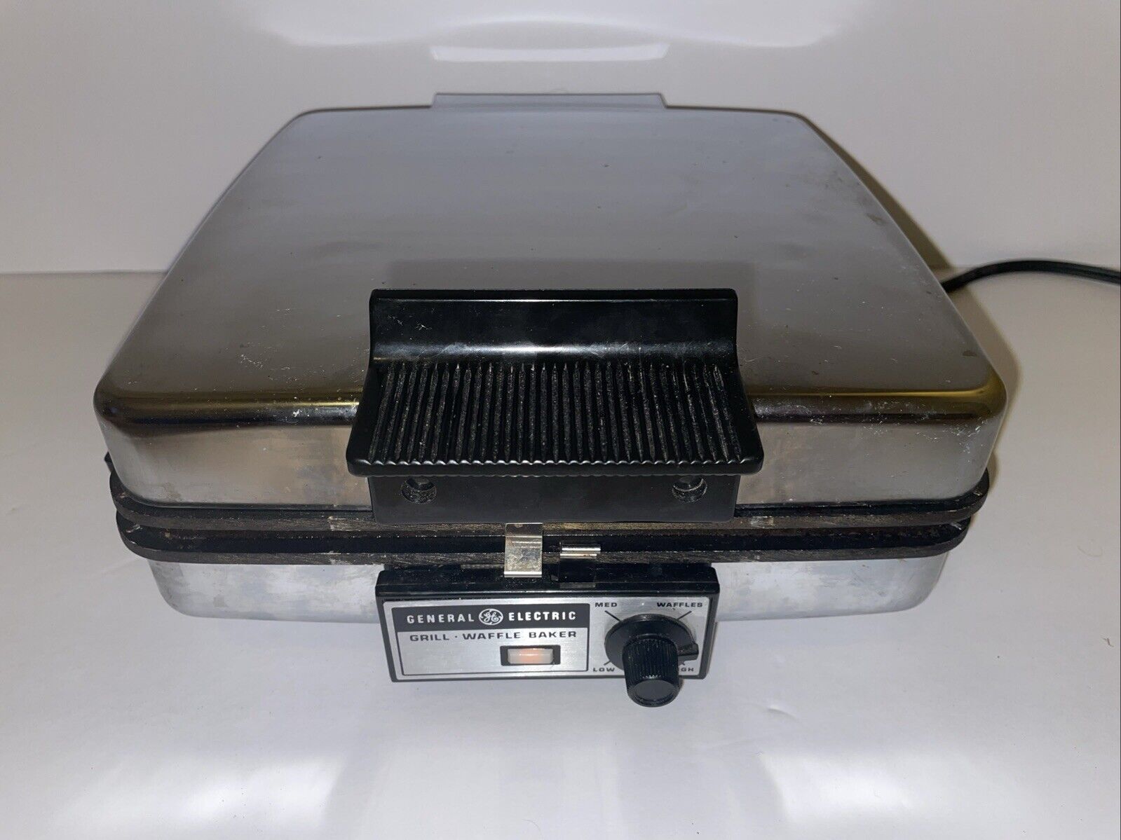 Vintage GE General Electric Griddle Iron Waffle Maker Baker Model A2G48T Tested