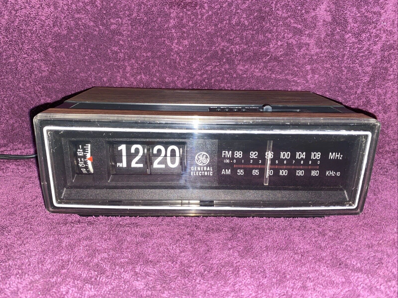 Vintage 1984 General Electric Flip Clock Radio Alarm Clock 7-4305F WORKING