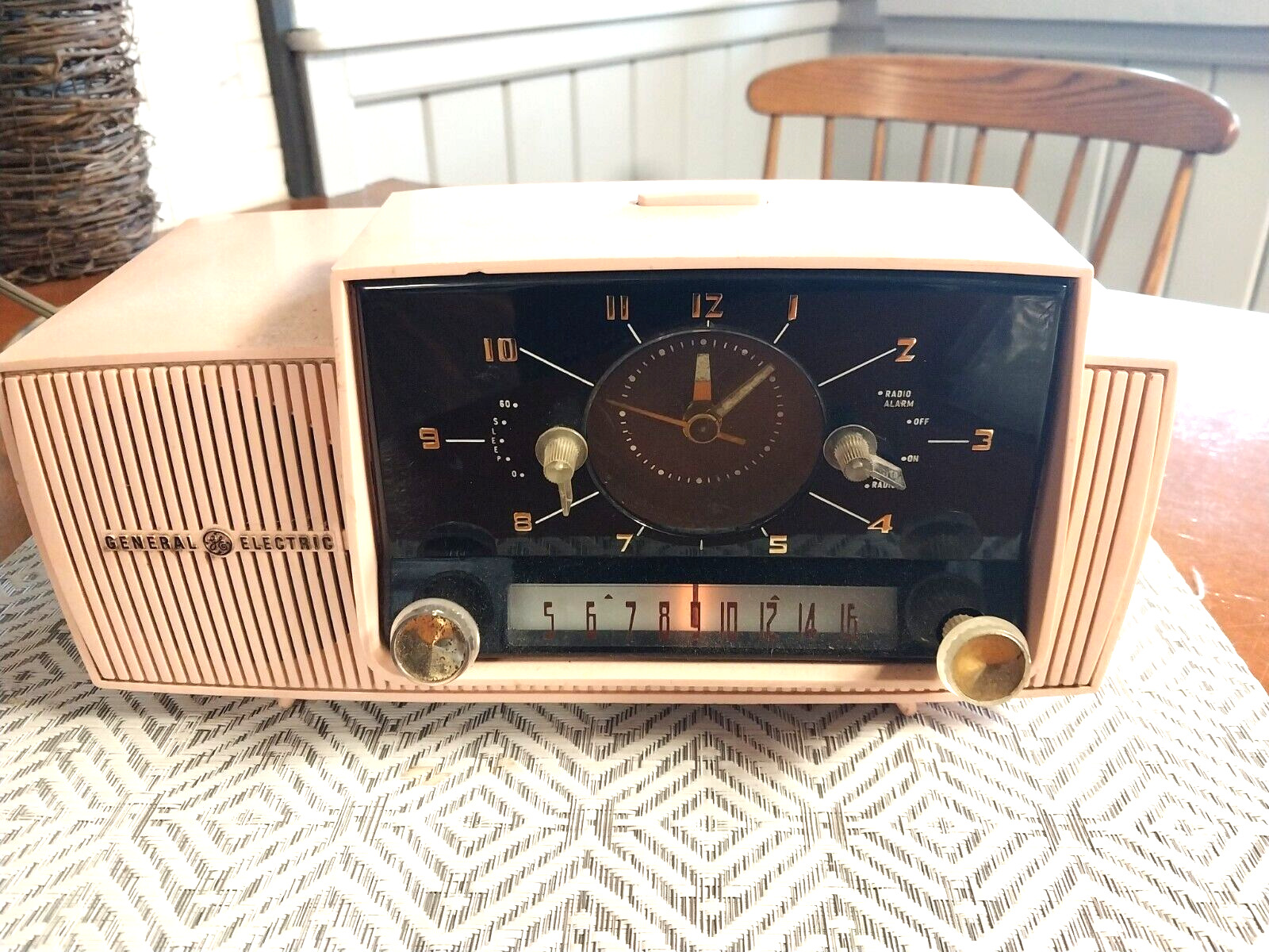 Vtg 1950s General Electric princess pink AM Radio  Works~~RARE c-416