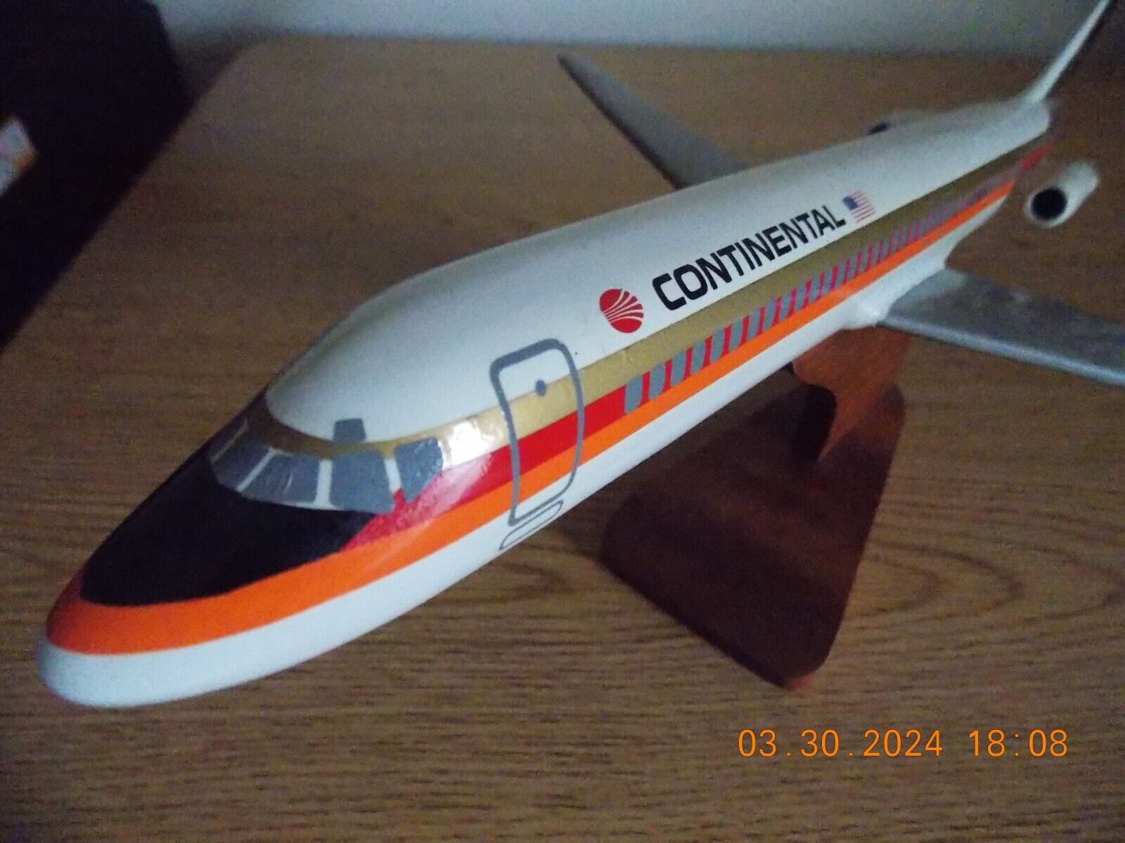 Continental Airlines DC-9-32 Contrails Black livery, 1:100 Handcrafted mahogany