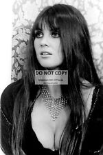 ACTRESS CAROLINE MUNRO PIN UP - *8X12* PUBLICITY PHOTO (DD804) picture
