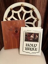 White Holy Bible King James Keepsake Edition 1976 Color w/Wooden Box with brass picture