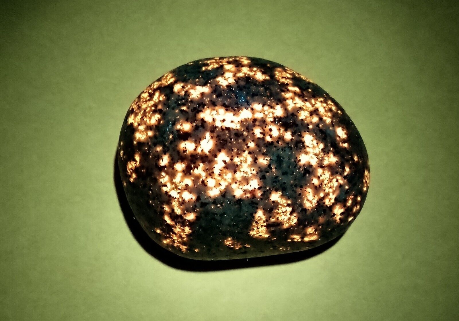  FLUORESCENT SODALITE ( YOOPERLITE ).  2.7 oz.   A Beautiful Bright Stone 