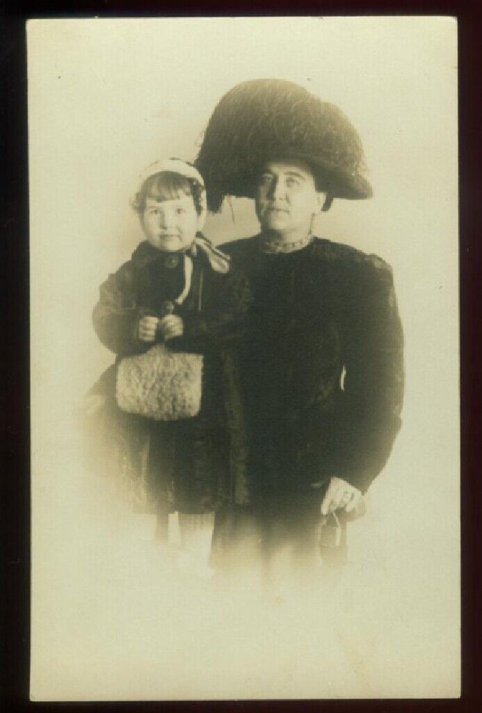 VINTAGE RPPC WOMAN IN OSTRICH PLUME HAT CHILD W MUFF REAL PHOTO POSTCARD 081021 