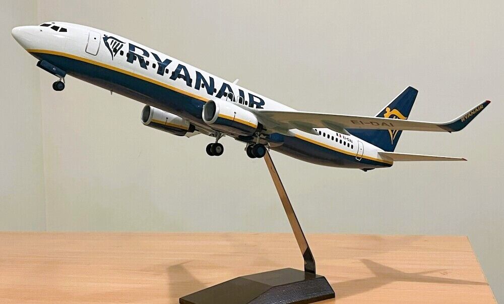 Ryanair Boeing 737-800 EI-DAY Desk Top Display Resin Jet Model 1/72 AV Airplane