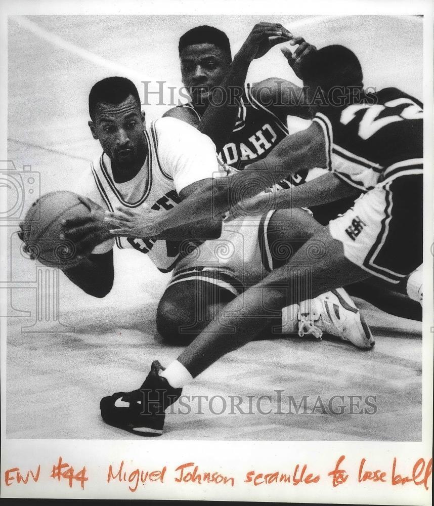 1992 Press Photo Miguel Johnson Wins in the Race to the Loose Basketball