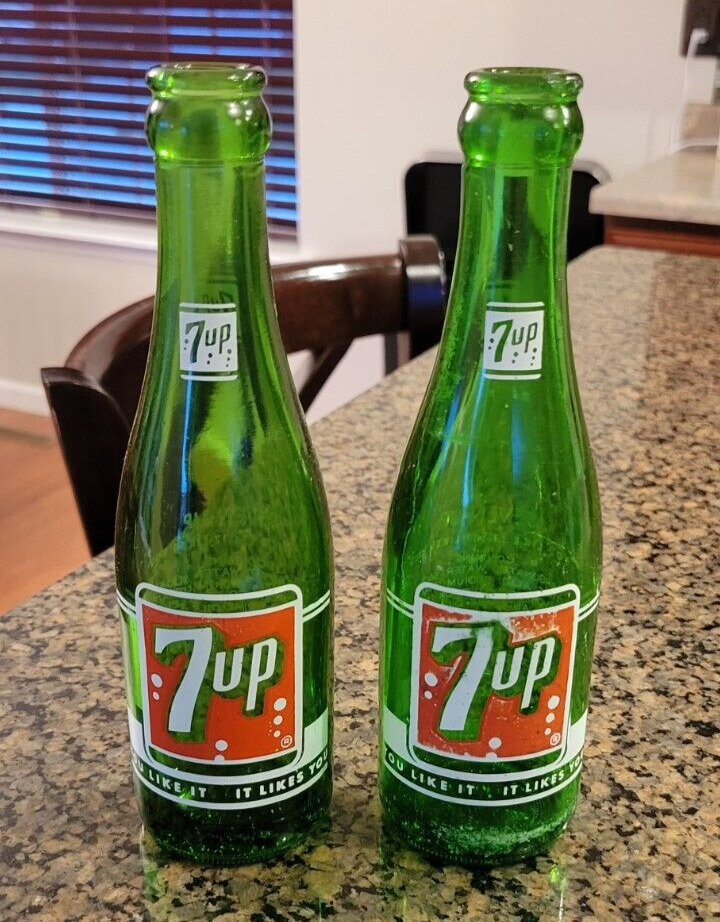 2 Vintage 7 up ACL Soda Pop Bottle  7 Oz Waterloo Iowa 2 Versions 2 of Lot