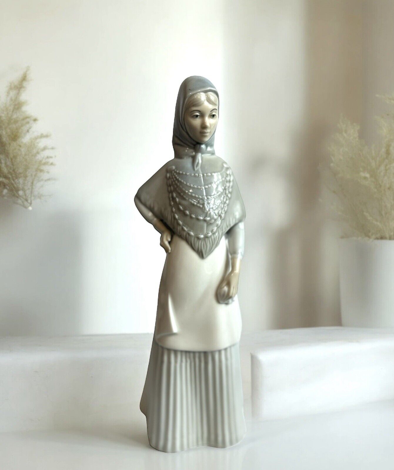 Porcelain Woman Figurine by Porcelanas Miquel Requena S.A.