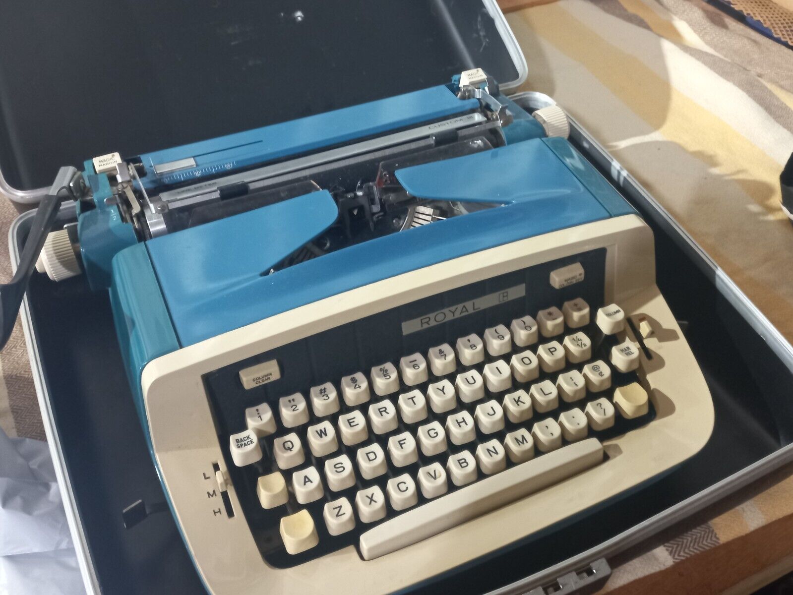 Vintage 1970’Royal Custom III Typewriter Two Tone BLUE w/ Ivory K/B Nice