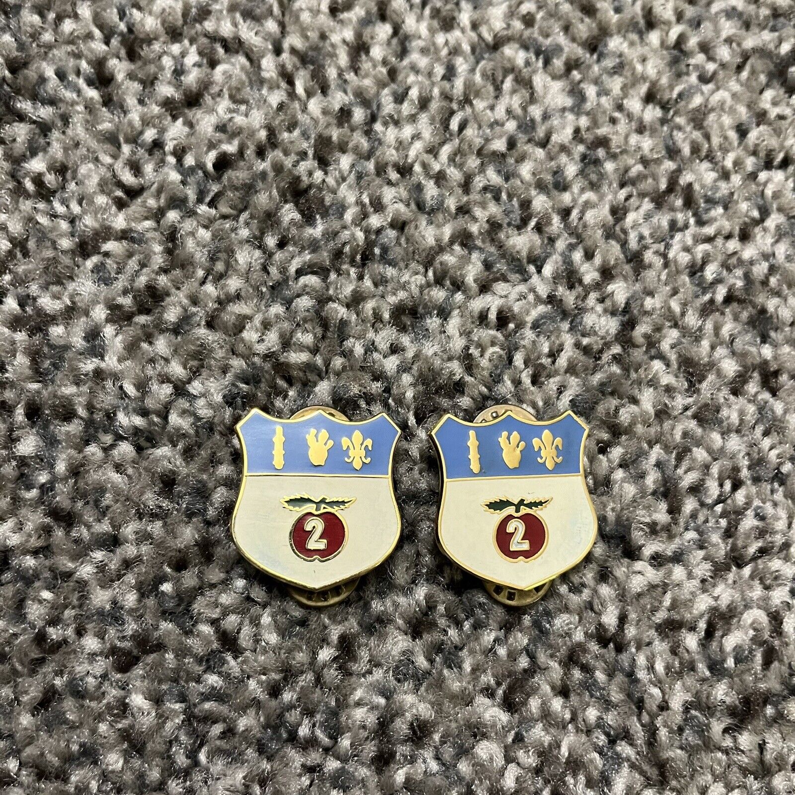 Vtg Pair Of 2 WW2 US Army Military 105th Infantry Regiment DUI DI Crest Pin P23