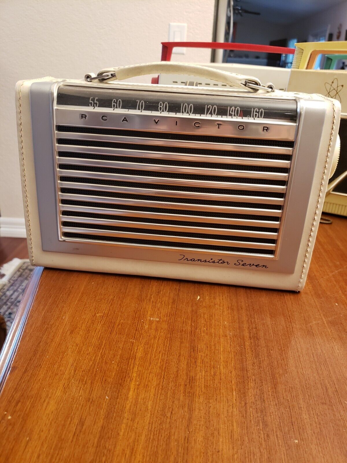 RCA VICTOR TRANSISTOR SEVEN  Model 8-BT-10E White Leather Transistor Radio
