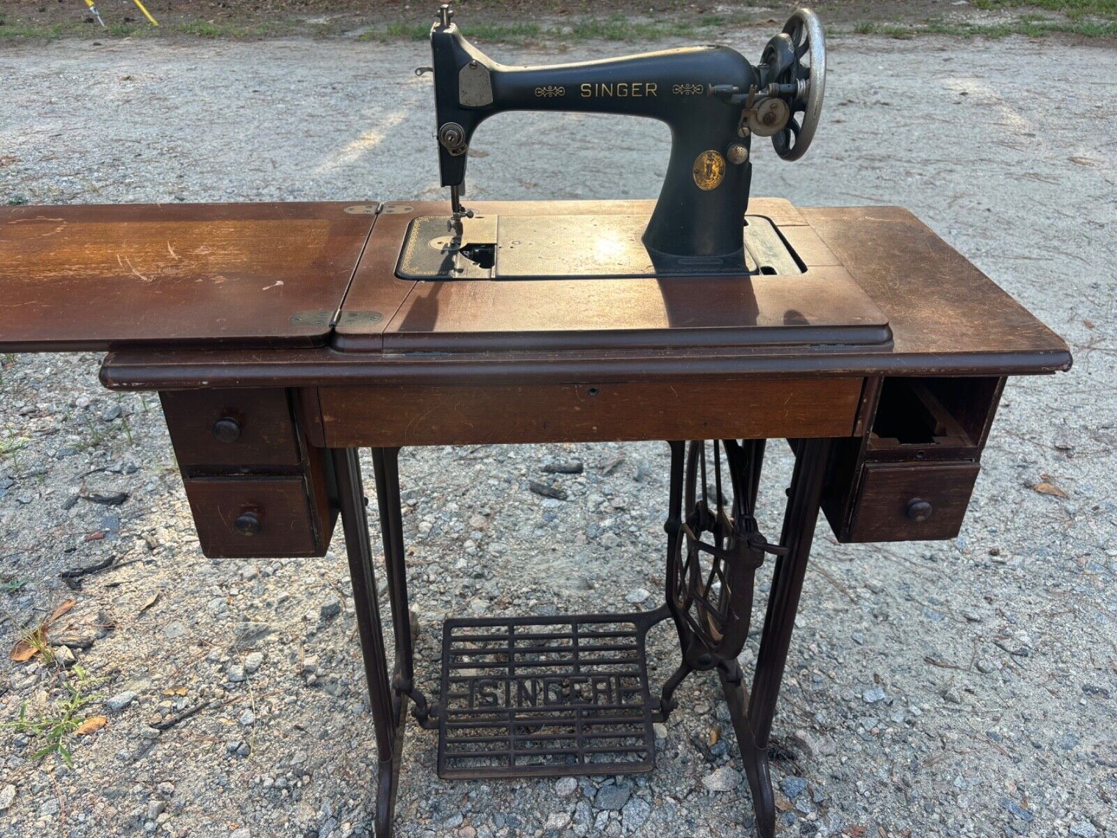 1930 Vintage SINGER SEWING MACHINE W/ORIGINAL CABINET& TABLE (MANUAL INCLUDED)