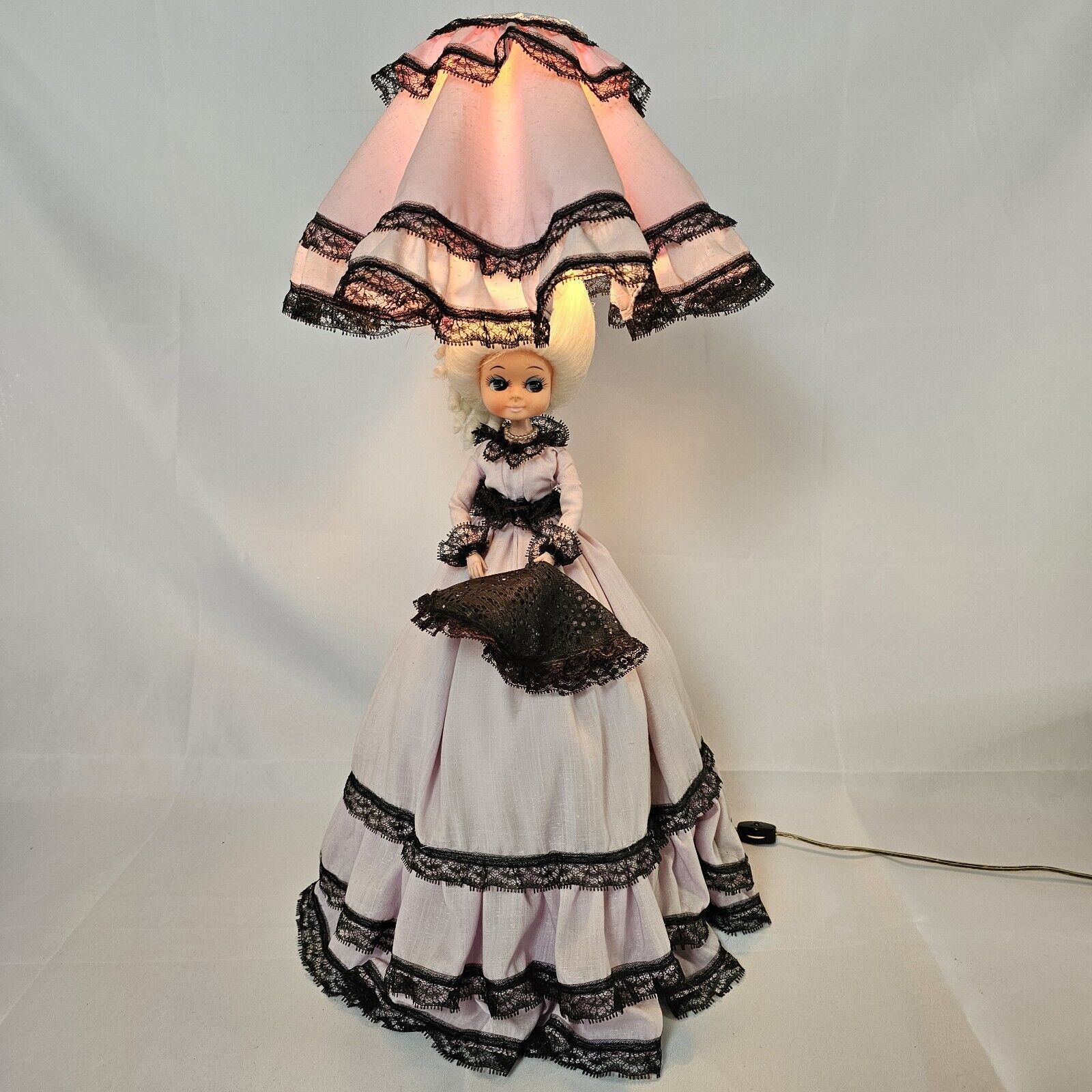 Vintage Victorian Style Woman Doll Accent Table Lamp 26\