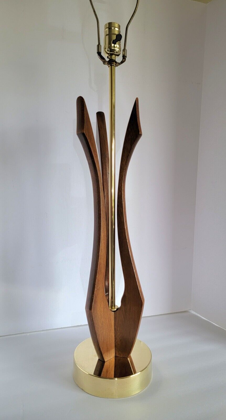 Vtg Mid Century Modern Sculpted Wood & Brass Table Lamp Modeline Style 34