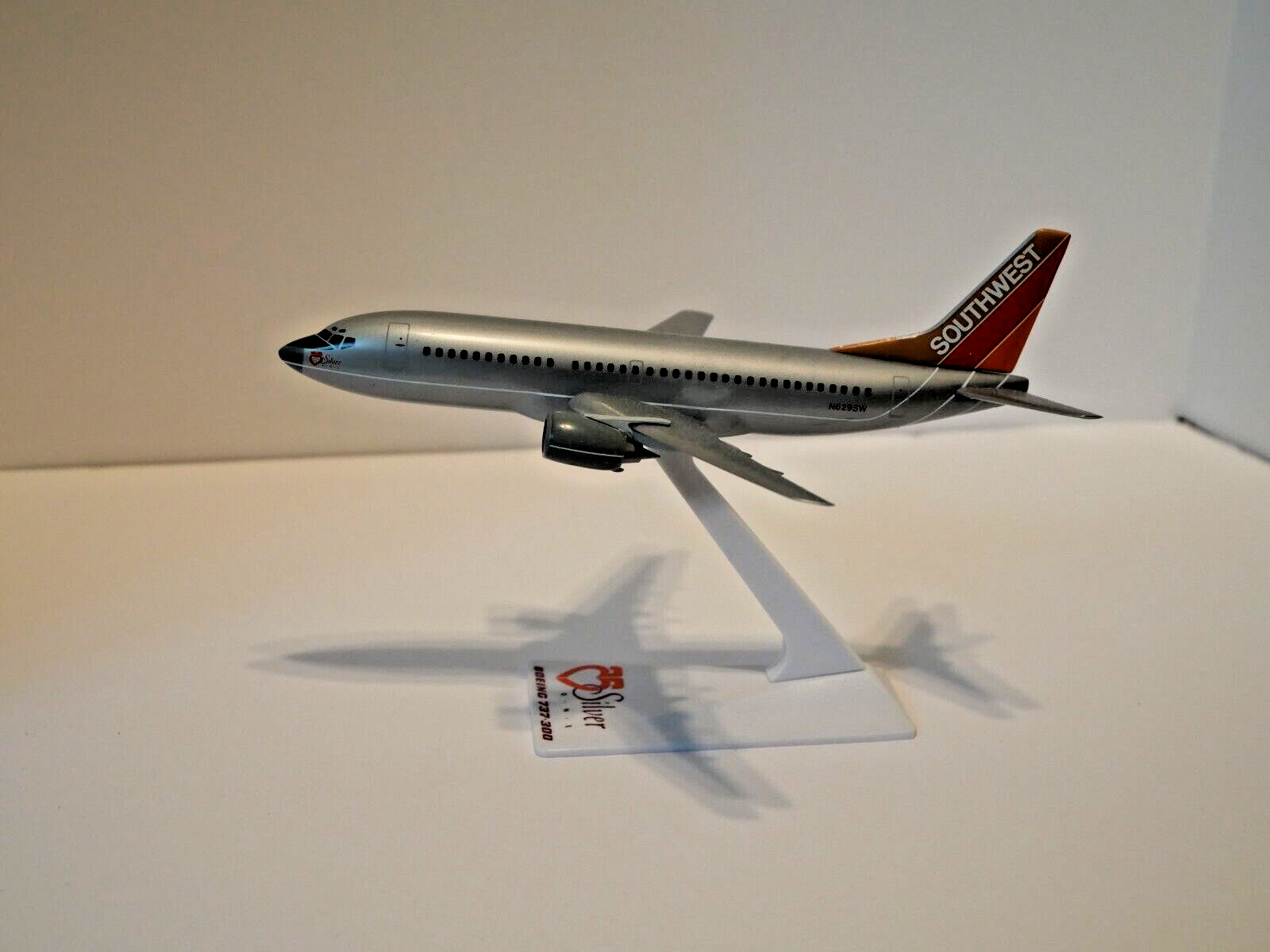 Flight Miniatures Southwest Boeing 737-700 Silver One Desk 1/200 Model Airplane