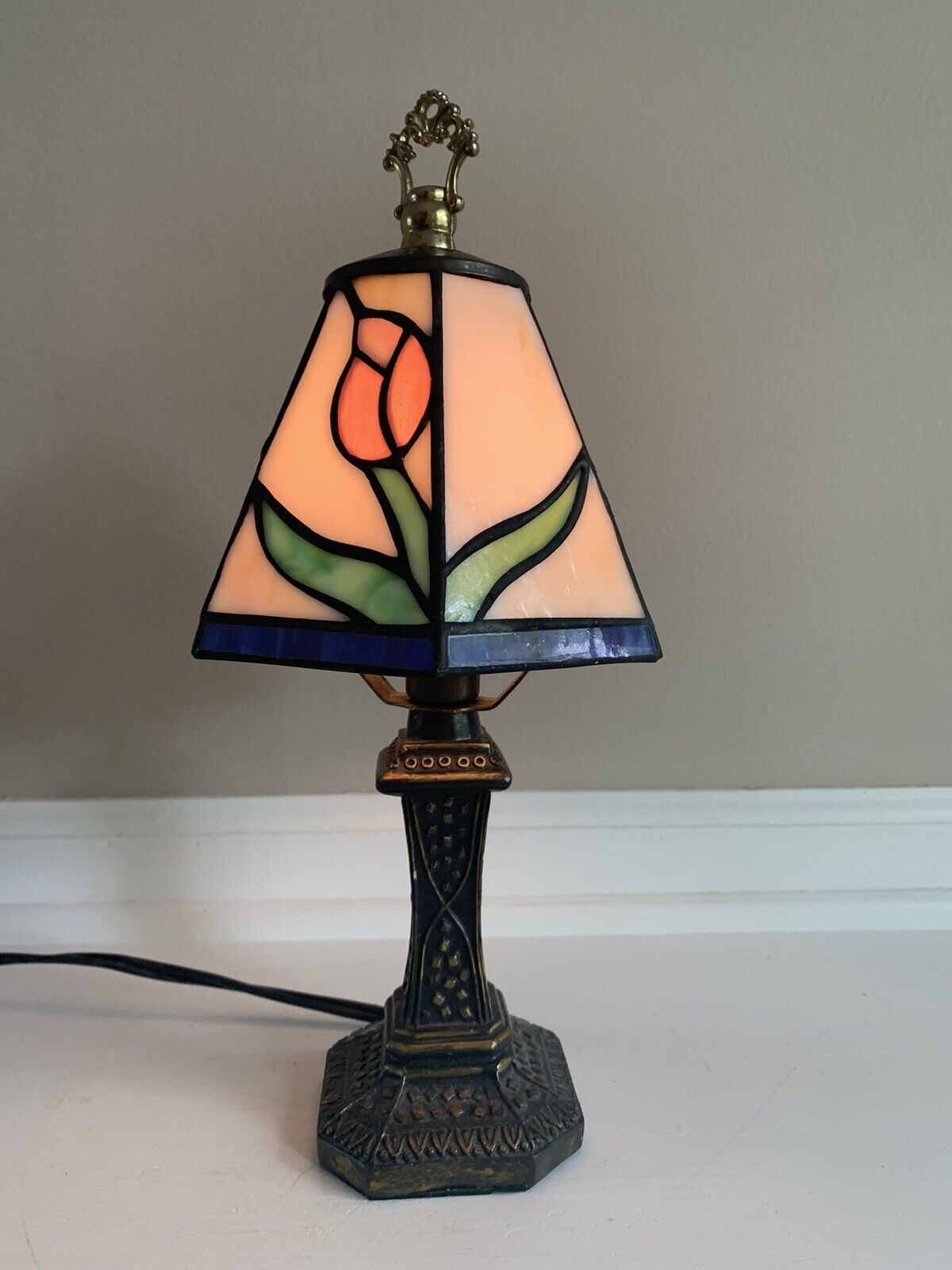 Vintage Style Small Stained Glass Lamp W/Rose Pattern 13.5”
