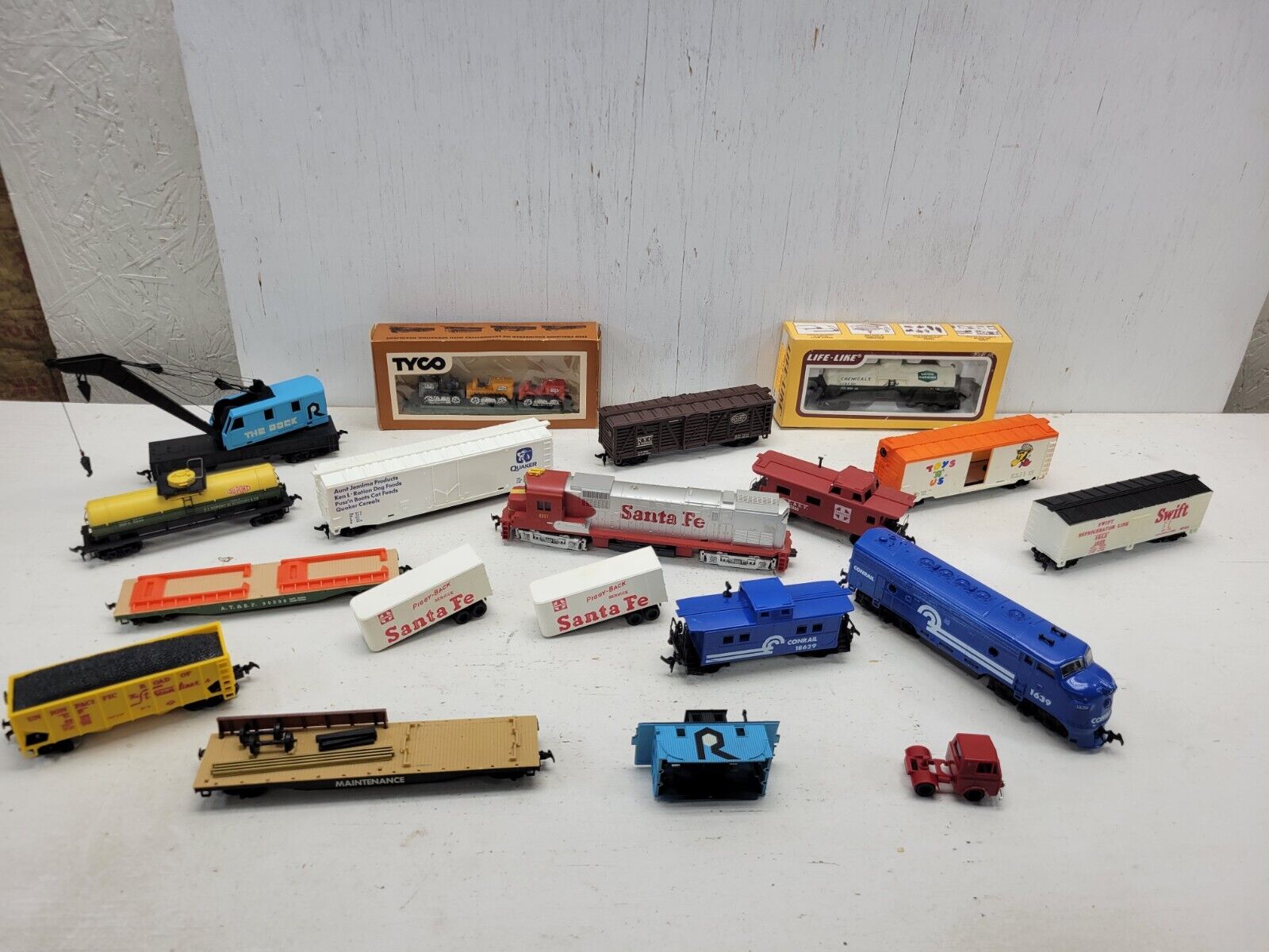 Lot of TYCO, Life Like, Un Marked Model Train set for parts or repair