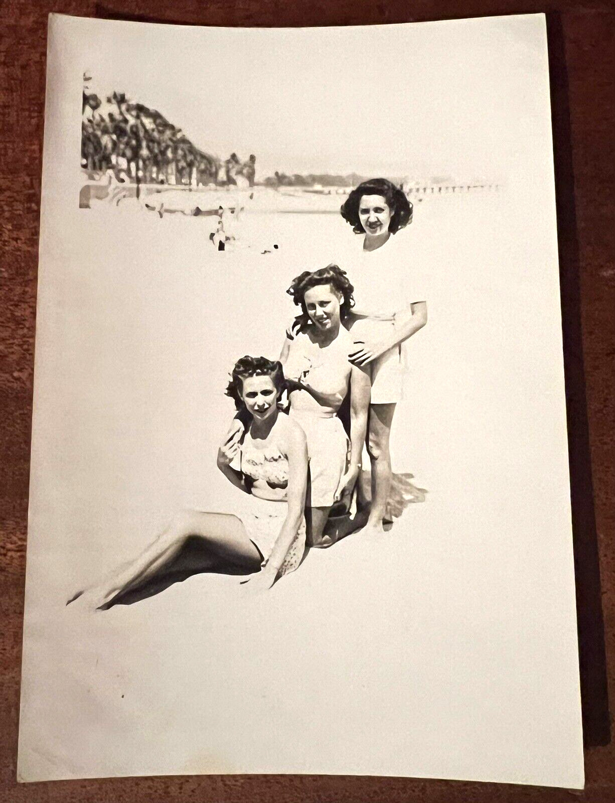 VTG 1945 Snapshot Photo Swimsuit Three Brunettes Bathing Beauties Amateur Pinup
