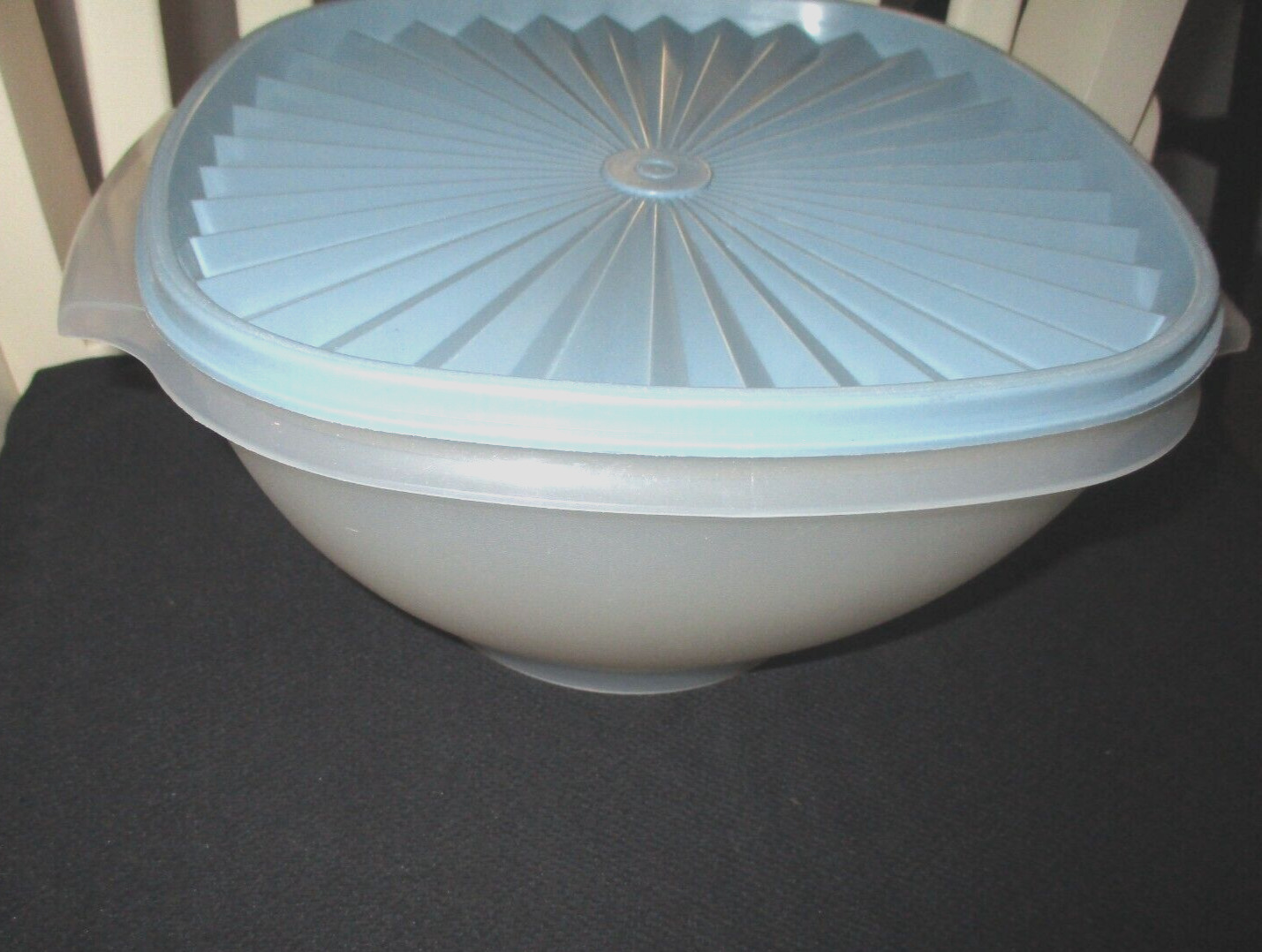 Vtg Tupperware Servalier Storage Bowl with Lid 858-5