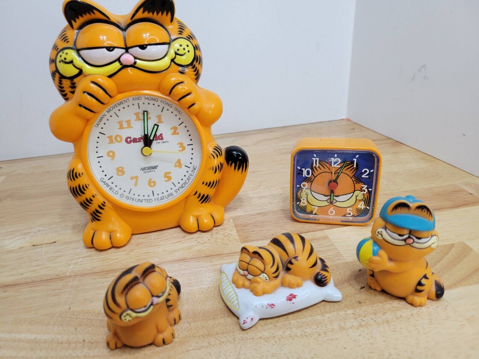 Vintage garfield figure/clock lot 5 pieces total (one clock doesn\'t work)