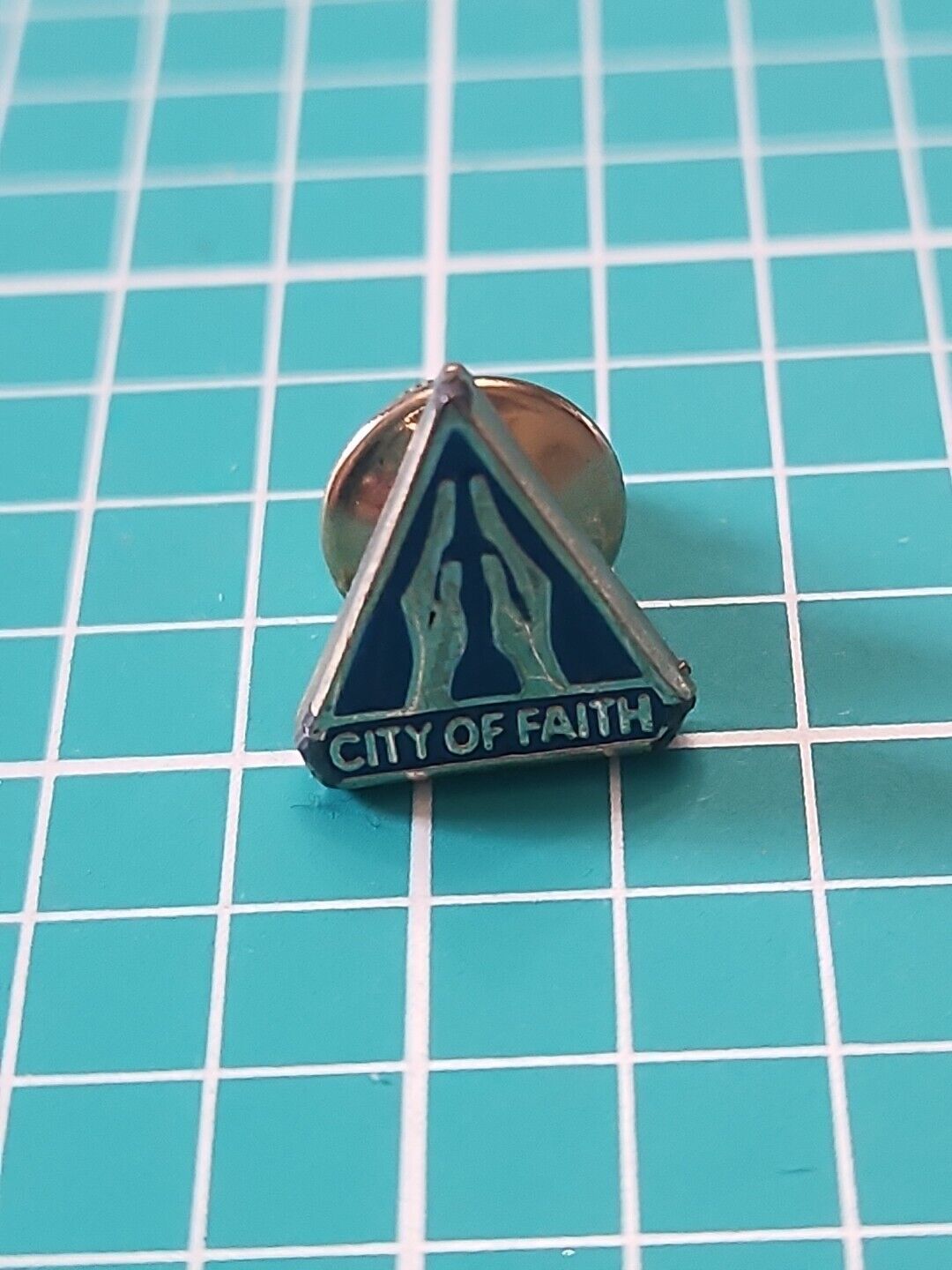 Vtg City Of Faith Praying Hands Gold Tone Lapel Pin