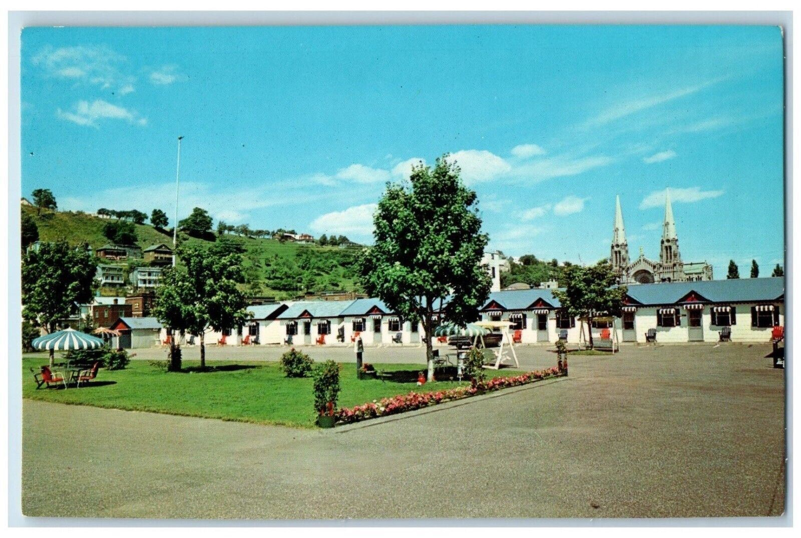 c1960\'s View Of Hotel Du Boulevard Quebec Canada Unposted Vintage Postcard