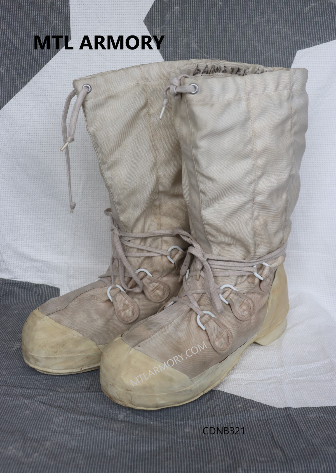 CANADIAN FORCES ISSUED MUKLUKS SIZE 10M CANADA ARMY  ( MTL ARMORY )