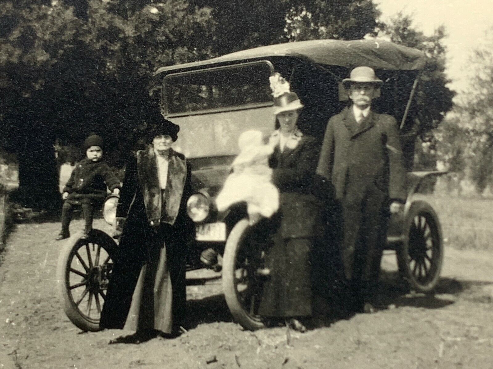 AxG) Found Photograph 1916 Family Roadside With Old Car Blurry Baby