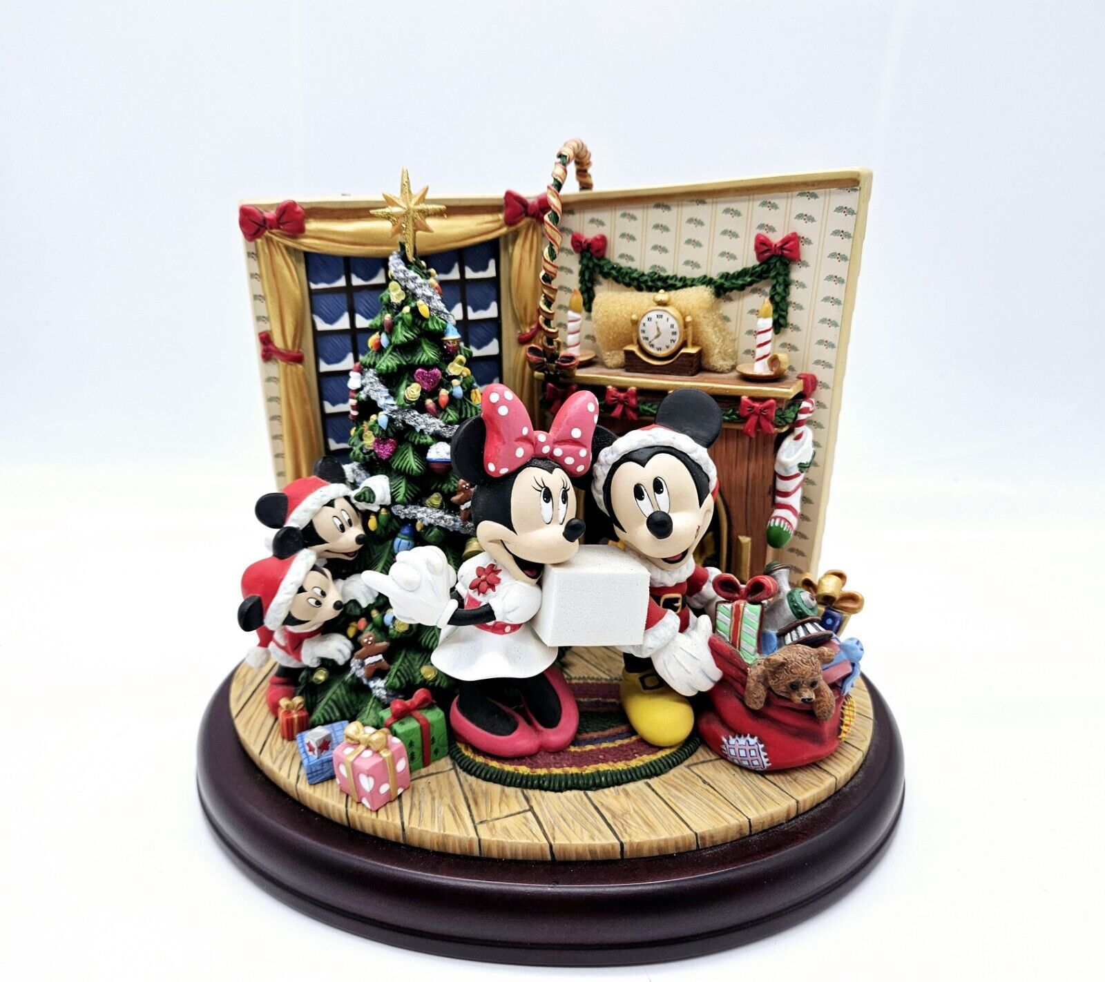 Danbury Mint Disney Under the Mistletoe Figurine Minnie and Mickey Mouse XMas