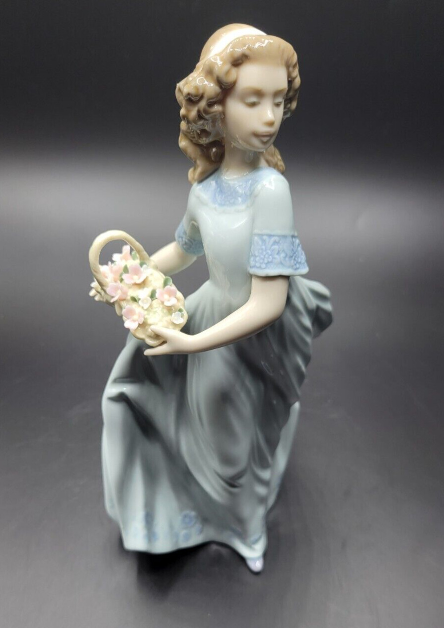 Lladro 6130 Spring Enchantment MINT Girl w/ Flowers Basket