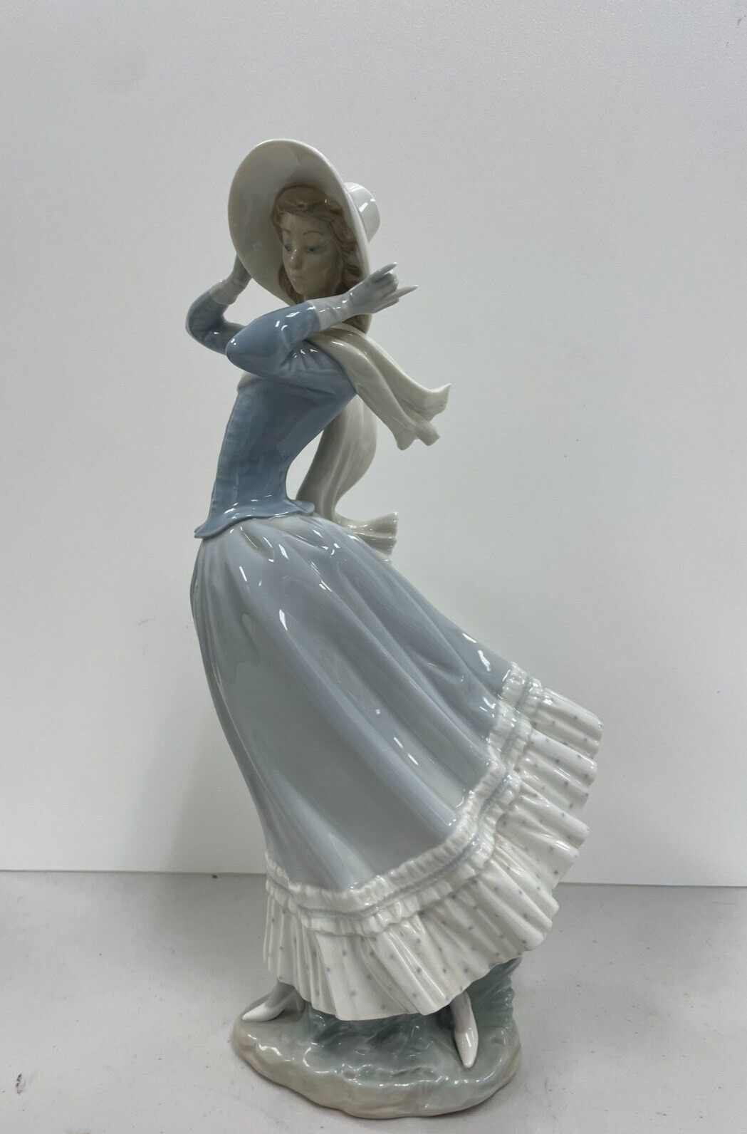 Lladro Spring Breeze #4936 Figurine Woman w/ Scarf & Hat Large 14” Perfect Cond