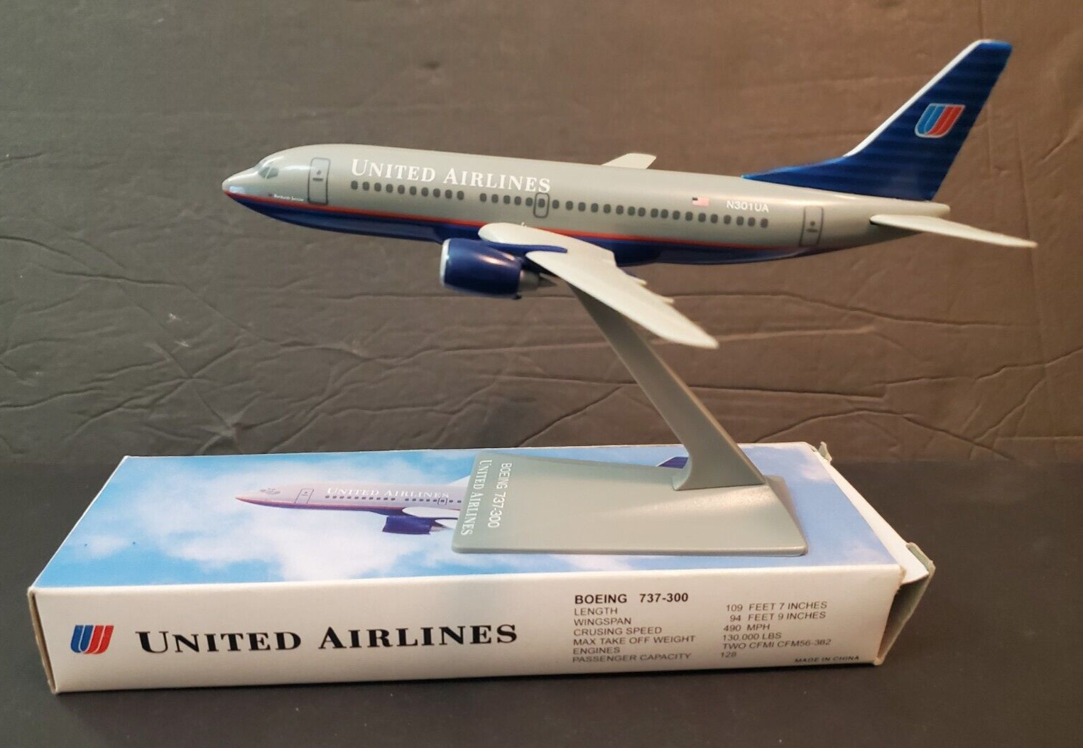 Flight Miniatures United Airlines  Boeing 737-300 Desk Top 1/200 Airplane N301UA