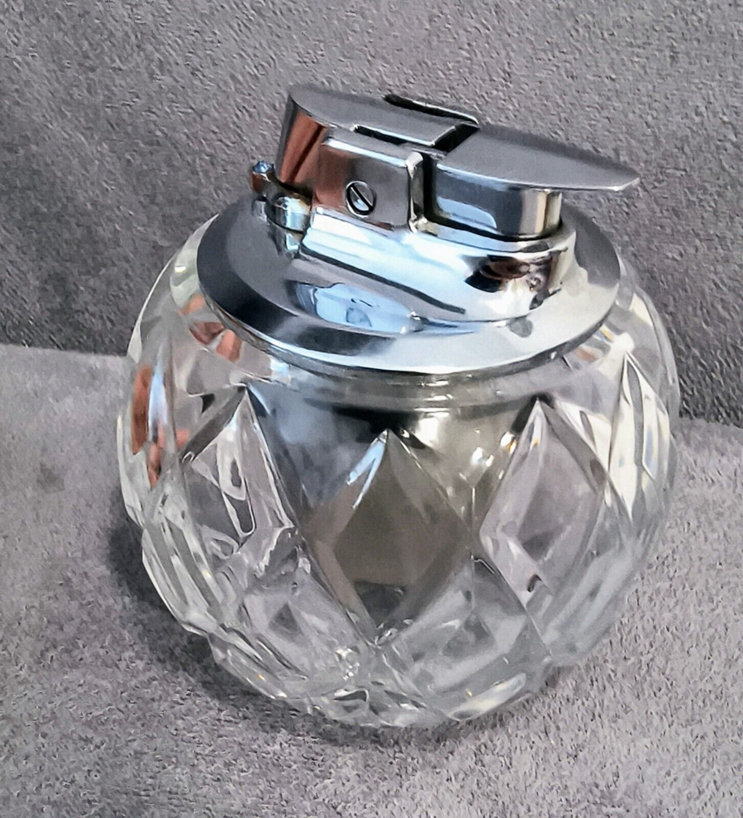 Beautiful Vintage Ronson Glass Ball Table Lighter Works Well